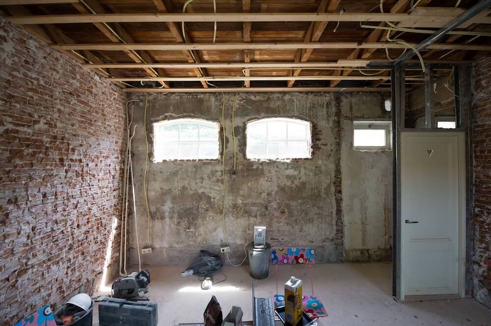 binnenkant oude woning zonder isolatie
