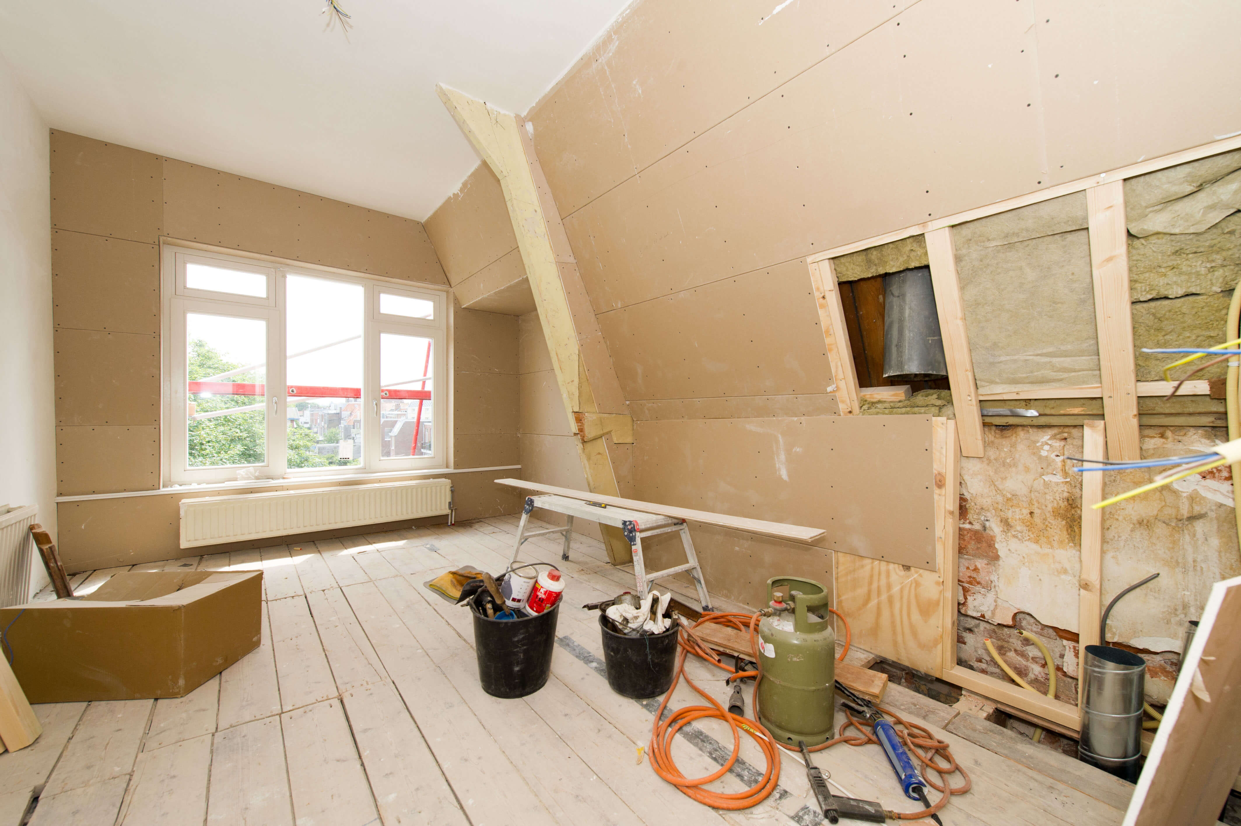 betimmering is tegen de isolatie geplaatst