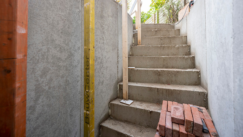 muren en trap van gegoten gewapend beton
