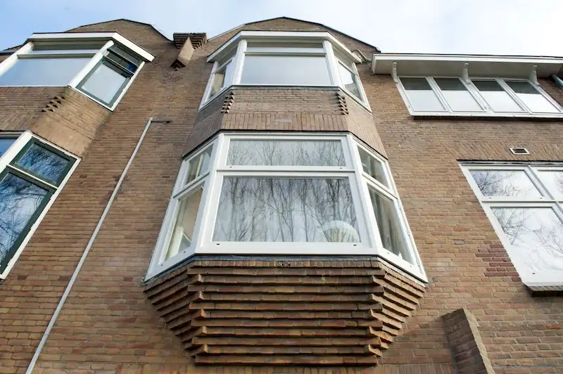 een gerenoveerde erker in den Haag