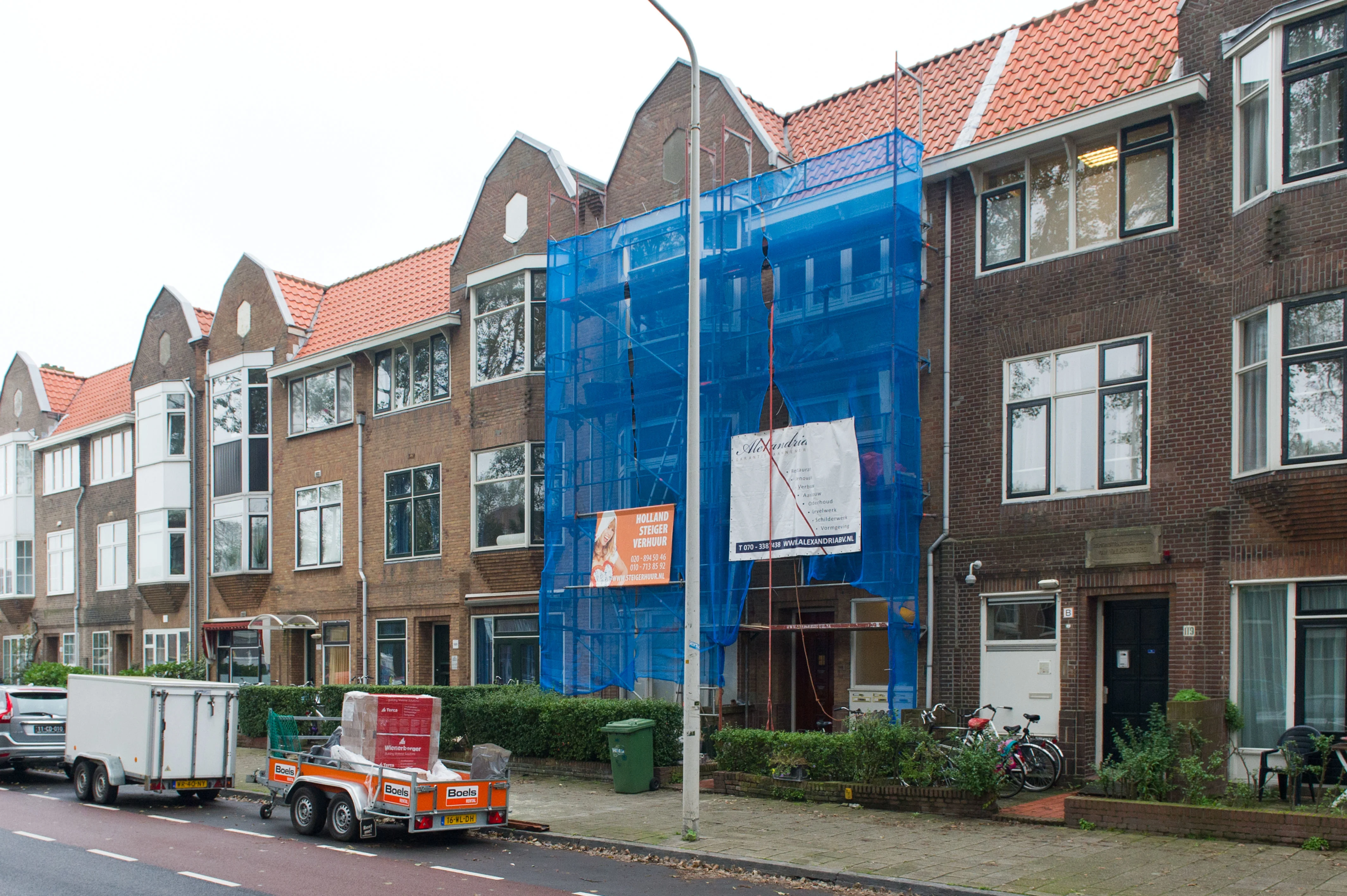 huis met stijger voor renovatie van de erker in den haag statenkwartier