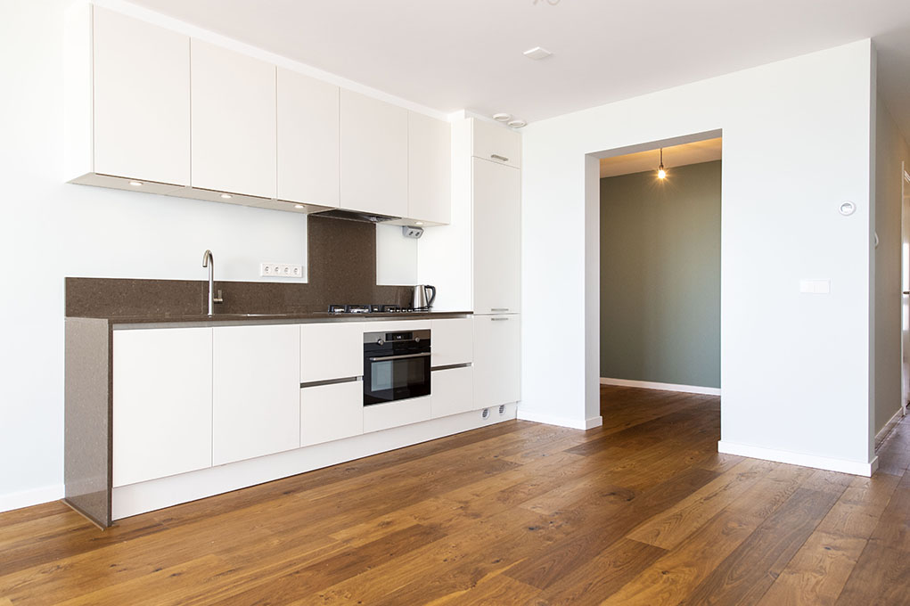 nieuw geplaatste keuken na renovatie van appartement aan het Zeekant in Scheveningen