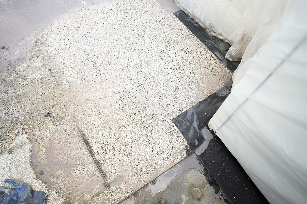 polijsten van een terrazzo vloer van een woning aan de Nassau Ouwerkerkstraat